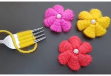 Fun Hand Embroidery Yarn Flower DIY Tutorial with Fork – Video Fun Hand Embroidery Yarn Flower DIY Tutorial with Fork - Video